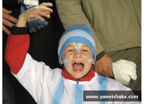 阿根廷女球迷笑容灿烂，热情洋溢。